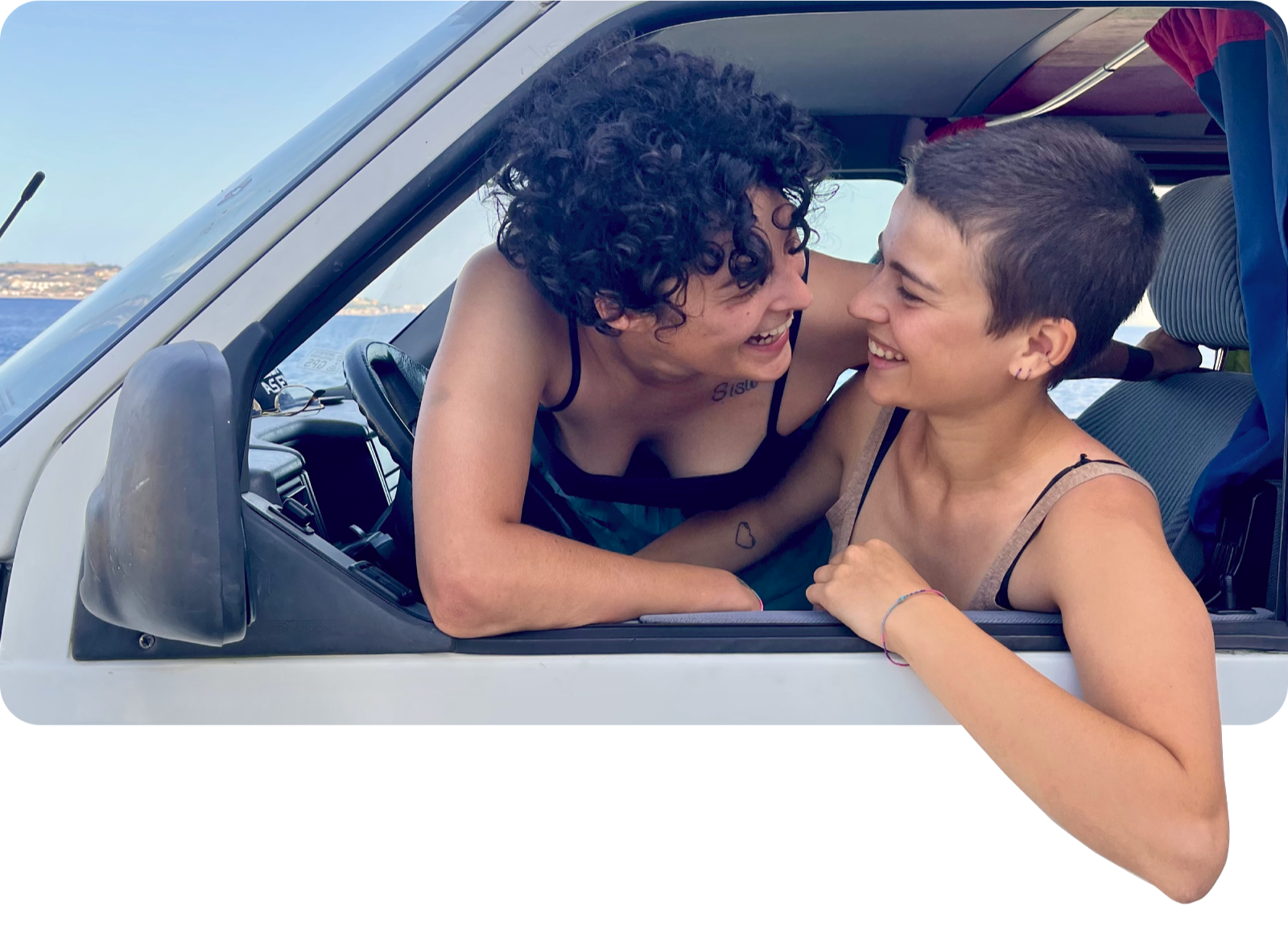 Mat and Angie are a queer couple, in love with life, travels and vegan food.